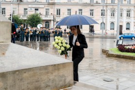 FOTO // Maia Sandu a depus flori la monumentul lui Ștefan cel Mare și Sfânt